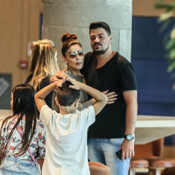 Juliana Paes cumprimenta amigos durante passeio no shopping Village Mall, nesta quinta-feira, 26 de dezembro de 2016