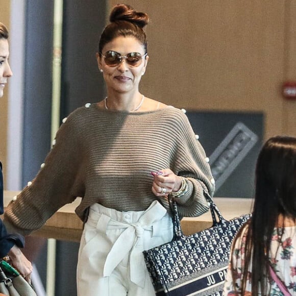 Juliana Paes estampa bolsa Christian Dior de R$ 10 mil com seu nome