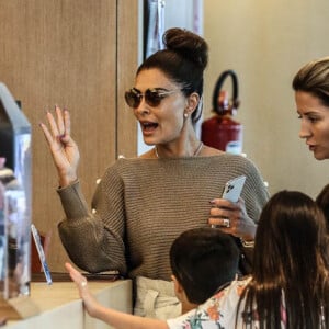 Juliana Paes foi fotografada com os filhos, Pedro e Antônio, no shopping Village Mall, no Rio de Janeiro, nesta quinta-feira, 26 de dezembro de 2016