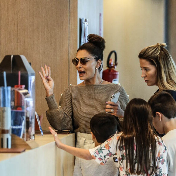 Juliana Paes foi fotografada com os filhos, Pedro e Antônio, no shopping Village Mall, no Rio de Janeiro, nesta quinta-feira, 26 de dezembro de 2016