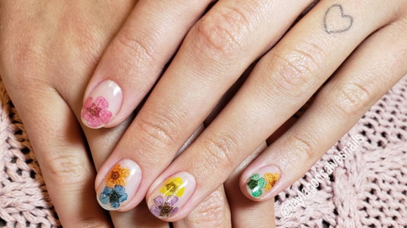 'Flower Nails' é a tendência de nail art da Bruna Marquezine para o verão