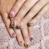 Unhas da moda: Bruna Marquezine exibiu nail art colorida, com flores de verdade encapsuladas, em beleza assinada por Layla Gonçalves