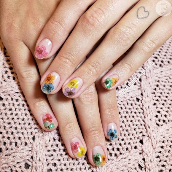 Unhas da moda: Bruna Marquezine exibiu nail art colorida, com flores de verdade encapsuladas, em beleza assinada por Layla Gonçalves