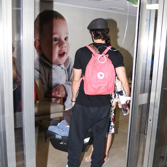 Chay Suede carregou a pequena Maria em um bebê conforto