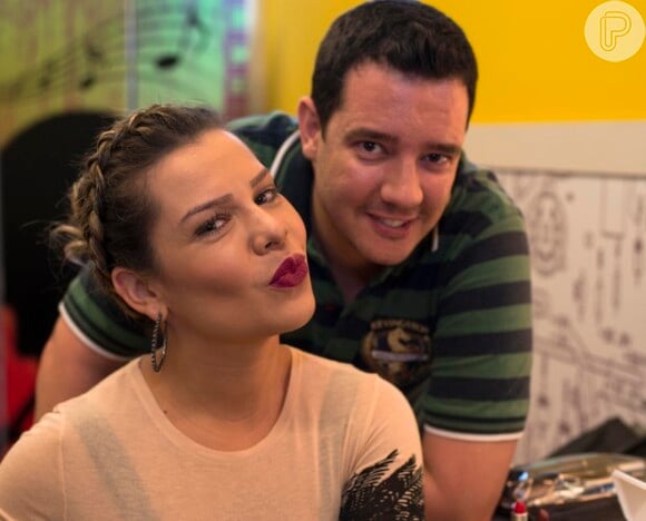 Léo Almeida, maquiador responsável pelo 'The Voice', detalhou: 'Quando a Fernanda vem muito colorida, a gente usa um batom mais básico, uma cor mais nude. Quando ela vem um pouco mais básica, a gente abusa na cor do batom'