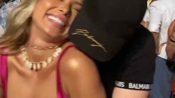 Veja vídeo de Flavia Pavanelli ganhando beijo de namorado em festa nesta segunda-feira, dia 30 de dezembro de 2019