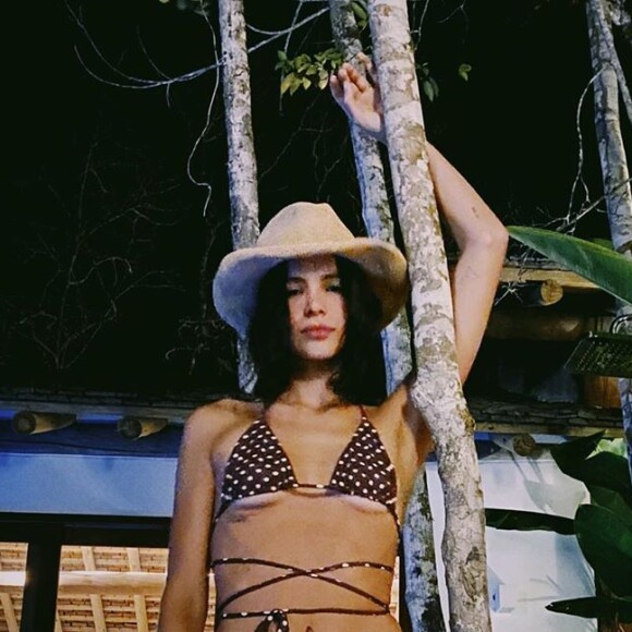 Bruna Marquezine ganha elogios em foto de biquíni