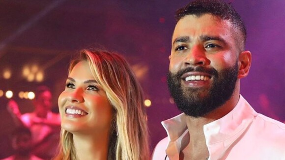 Gusttavo Lima dá beijo em Andressa Suita e curte virada de 2020 em show