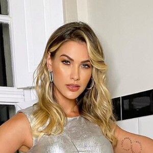 Mulher de Gusttavo Lima, Andressa Suita aposta em look com cropped, saia e micro bolsa para réveillon 2020 no palco nesta terça-feira, dia 31 de dezembro de 2019