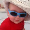 Alexandre Jr., de 7 meses, curtiu dia na piscina com óculos escuros e chapeuzinho