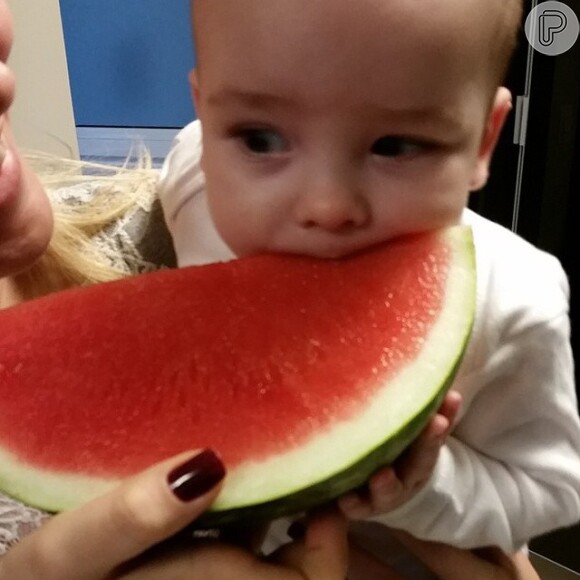Alexandre Jr. experimentou melancia e a mãe, Ana Hickmann, postou o momento no Instagram