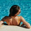 Óleos capilares ajudam a manter a hidratação do cabelo na praia e na piscina