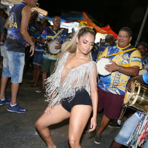 Lexa dá aula de rebolado acompanhada do ritmo da Unidos da Tijuca em ensaio de Rua