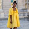 Moda maximalista: vestido amarelo com modelagem ampla e mangas supervolumosas garante um visual nada discreto e leve para o verão 2020