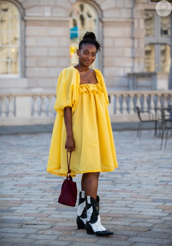Moda maximalista: vestido amarelo com modelagem ampla e mangas supervolumosas garante um visual nada discreto e leve para o verão 2020