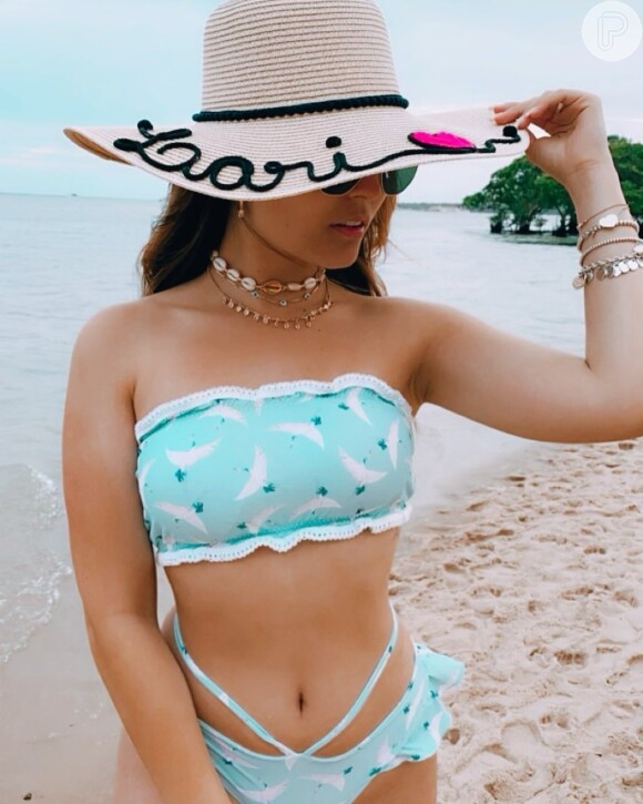 Larissa Manoela usa biquíni tomara que caia e parte de baixo de babados da marca Biquinis Sun Bali