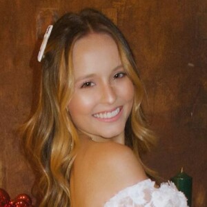 Larissa Manoela usou no réveillon vestido criado pelo designer Lucas Anderi