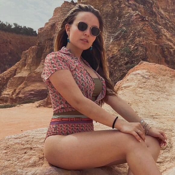 Larissa Manoela acrescentou uma camisa cropped de botão ao visual praiano