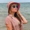 Larissa Manoela apostou em body dois em um cavado da marca Feline de R$ 280; Atriz combinou com chapéu e óculos de sol para ir à praia 