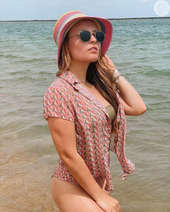 Larissa Manoela apostou em body dois em um cavado da marca Feline de R$ 280; Atriz combinou com chapéu e óculos de sol para ir à praia 