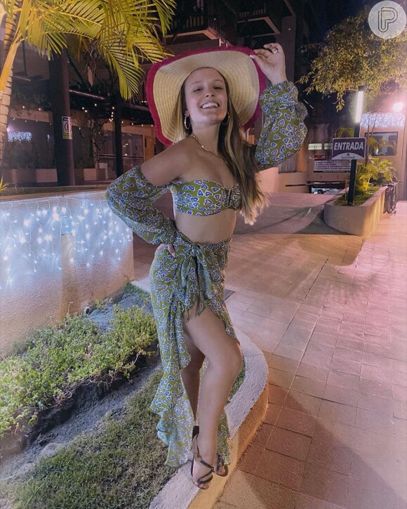 Larissa Manoela aposta em biquíni hot pants com manga sem remoção da coleção 'Um Só Coração', criação de Bruna Marquezine para a marca Feline