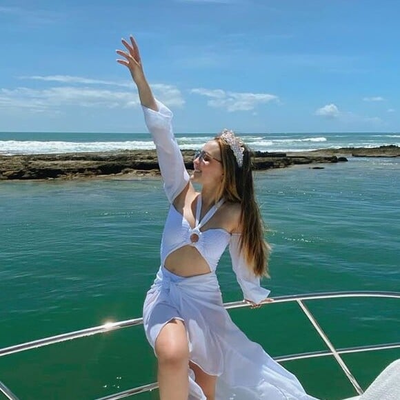 Larissa Manoela acrescentou ao visual uma saia longa e lisa da Feline de R$ 280