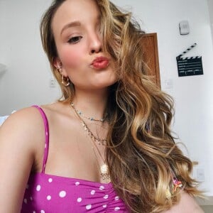 Larissa Manoela mostra topcropped pink e estampa poá neste verão 2020