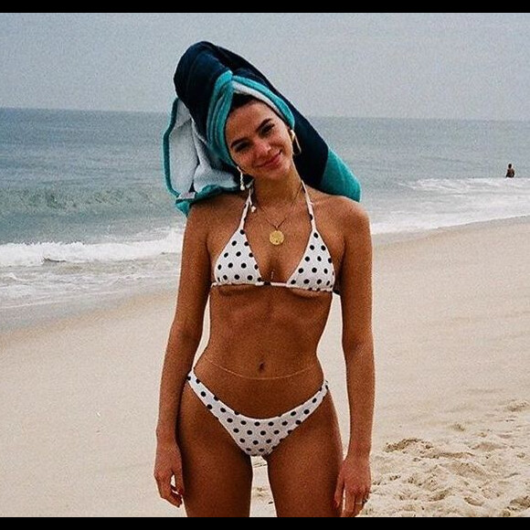 Bruna Marquezine vai à praia com amigas e faz vídeo saindo do mar à la 'De Férias com o Ex'