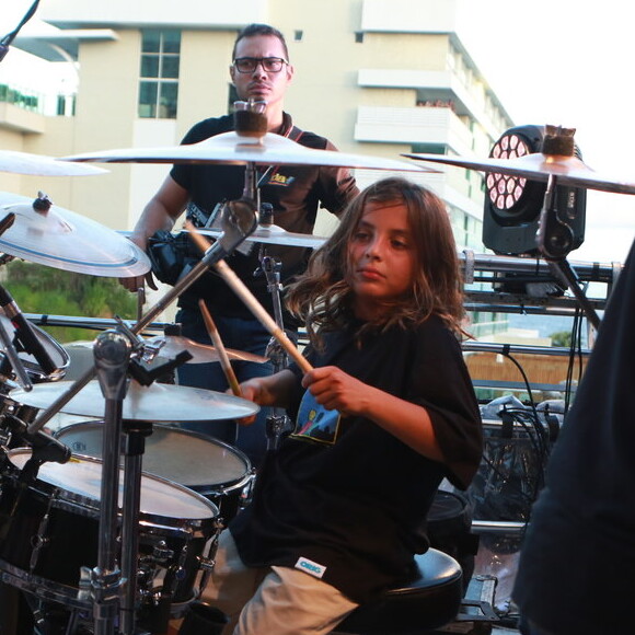 Filho de Ivete Sangalo, Marcelo já toca bateria e gravou clipe da mãe arrasando na percussão
