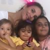 Filhas de Ivete Sangalo, Marina e Helena combinaram tênis e fizeram a mãe se derreter: 'Meus mundos apertados num abraço. Te amos filhas'