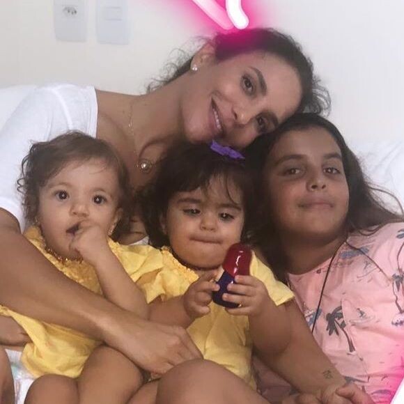 Filhas de Ivete Sangalo, Marina e Helena combinaram tênis e fizeram a mãe se derreter: 'Meus mundos apertados num abraço. Te amos filhas'