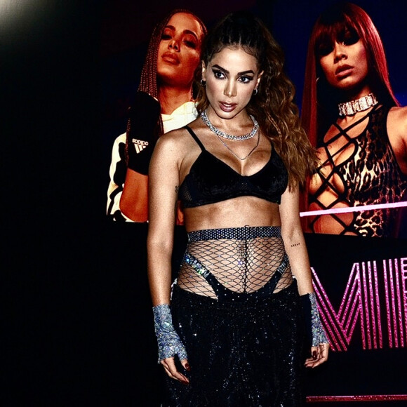 Anitta aposta em look branco com top meia arrastão e shorth meio aberto em show nesta sexta-feira, dia 10 de janeiro de 2020