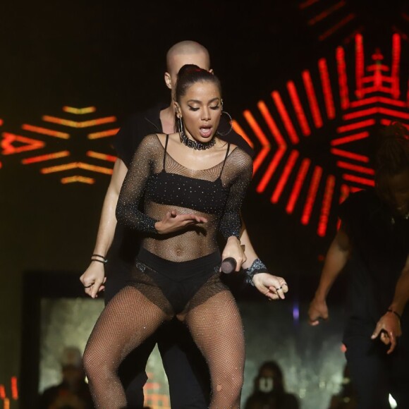Anitta  elege look com detalhes em meia arrastão em show nesta sexta-feira, dia 10 de janeiro de 2020