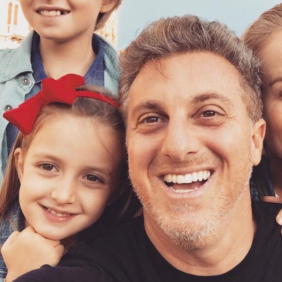 Angélica e Luciano Huck estão curtindo férias com os três filhos na Tailândia