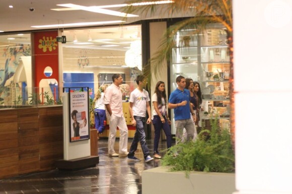 Fátima Bernardes e William Bonner jantam e passeiam com os trigêmeos, Laura, Beatriz e Vinícius, em um shopping do Rio de Janeiro, em 24 de fevereiro de 2013