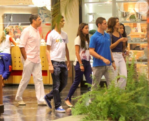 Fátima Bernardes e William Bonner jantam e passeiam com os trigêmeos, Laura, Beatriz e Vinícius, em um shopping do Rio de Janeiro, em 24 de fevereiro de 2013