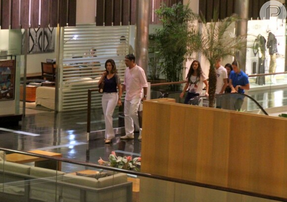 Fátima Bernardes e William Bonner jantam e passeiam com os trigêmeos, Laura, Beatriz e Vinícius, em um shopping do Rio de Janeiro, em 24 de fevereiro de 2013
