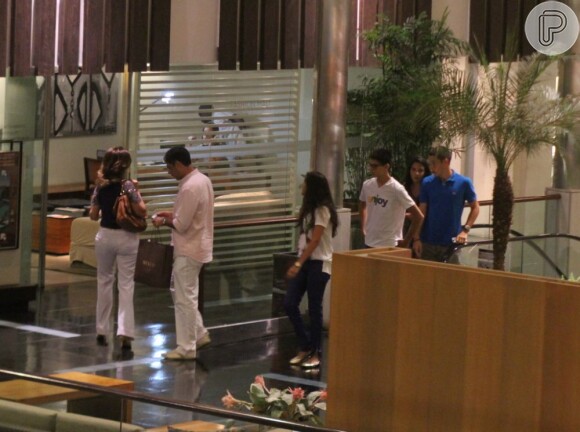 Fátima Bernardes e William Bonner jantam e passeiam com os trigêmeos, Laura, Beatriz e Vinícius, em um shopping do Rio de Janeiro, em 24 de fevereiro de 2013