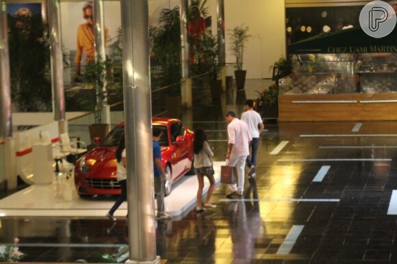 Fátima Bernardes e William Bonner jantam e passeiam com os trigêmeos, Laura, Beatriz e Vinícius, em um shopping do Rio de Janeiro, em 24 de fevereiro de 2013