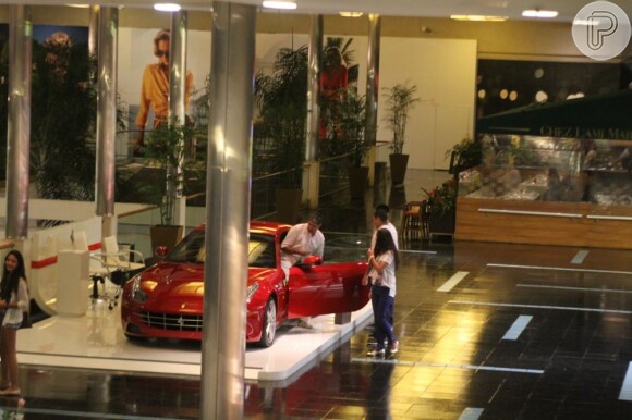 William Bonner se encanta com uma Ferrari que estava em exposição em um shopping do Rio de janeiro
