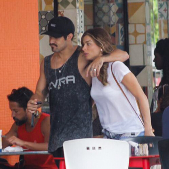 Grazi Massafera e Caio Castro são fotografados abraçados deixando loja de sucos no Rio de Janeiro, em 12 de janeiro de 2020