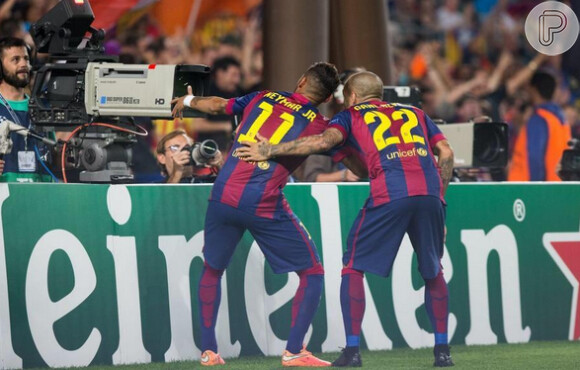 Neymar comemora seu gol, o primeiro da vitória do Barcelona