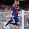 Neymar pula para comemorar o seu gol na vitória do Barcelona, observado por Messi