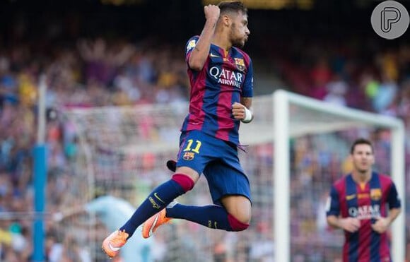 Neymar pula para comemorar o seu gol na vitória do Barcelona, observado por Messi