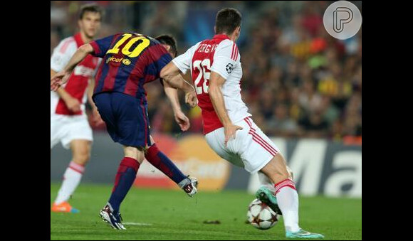 Messi chuta cruzado para marcar o segundo gol do Barcelona na vitória do time catalão por 3 a 1