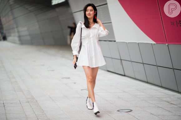 Tá na moda: na cor branca, o vestido camisa remete à peça clássica do closet feminino - que ganha status de queridinha no verão