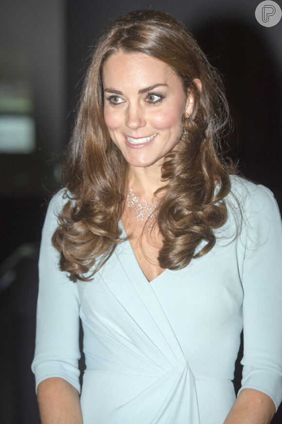 Kate Middleton, exibe barriginha de gravidez ainda discreta para prestigiar evento de gala no Natural History Museum de Londres na noite desta terça-feira, 21 de outubro de 2014