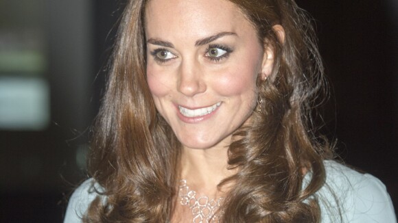 Kate Middleton faz segunda aparição do dia e exibe barriga de gravidez discreta