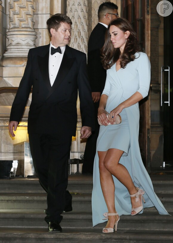 Kate Middleton aparece ao lado do diretor do museu, Michael Dixon