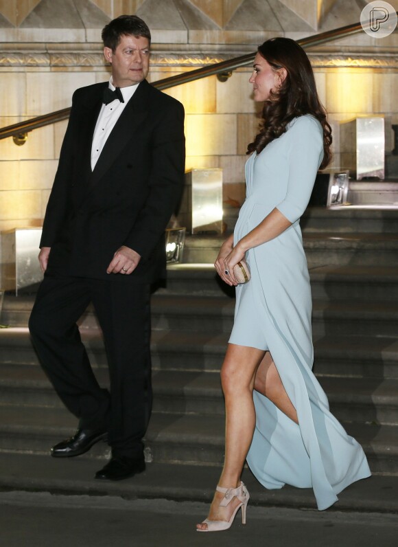 Kate Middleton usou um vestido azul-bebê do estilista Jenny Packham